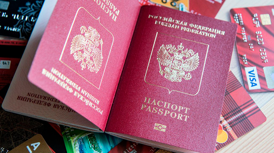 Кто может оформить дебетовую карту?